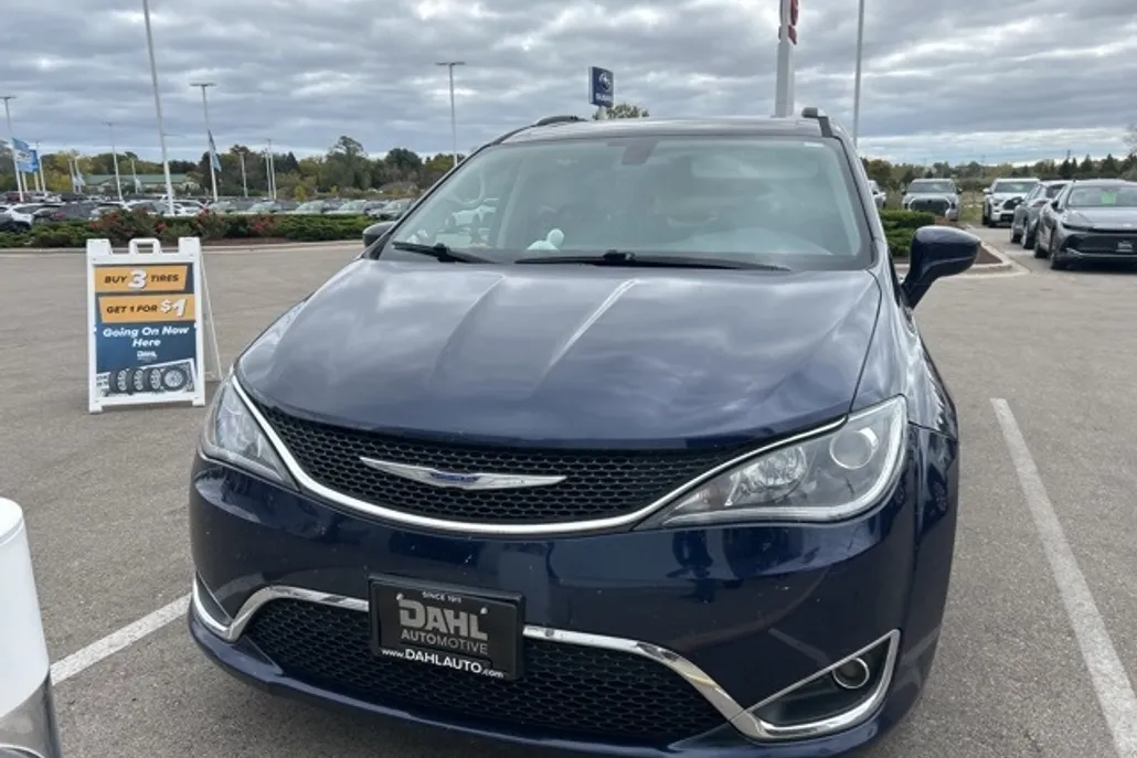 2019 Chrysler Pacifica Touring L photo 1