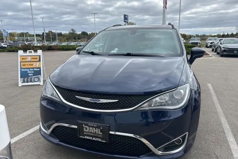 2019 Chrysler Pacifica Touring L photo 1