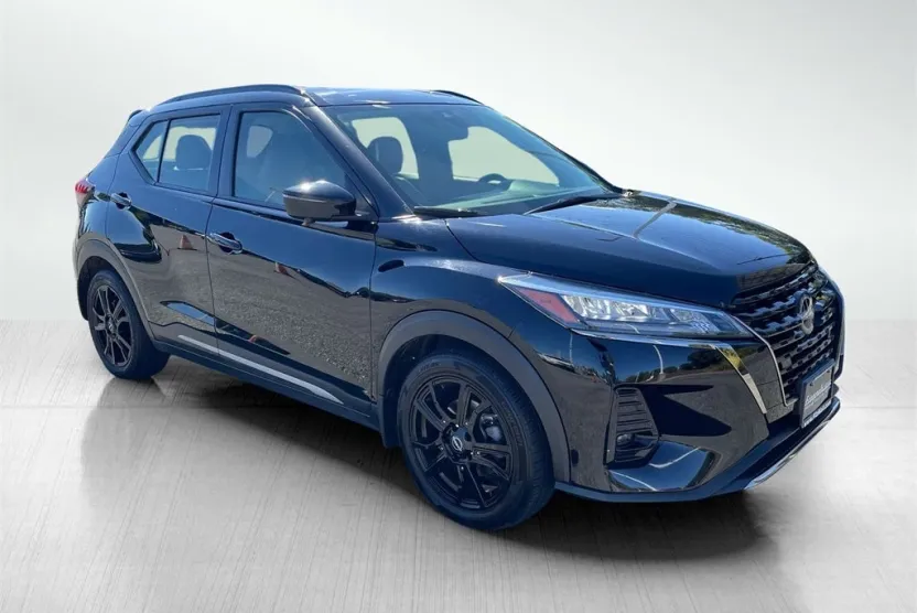 2023 Nissan Kicks SR photo 1