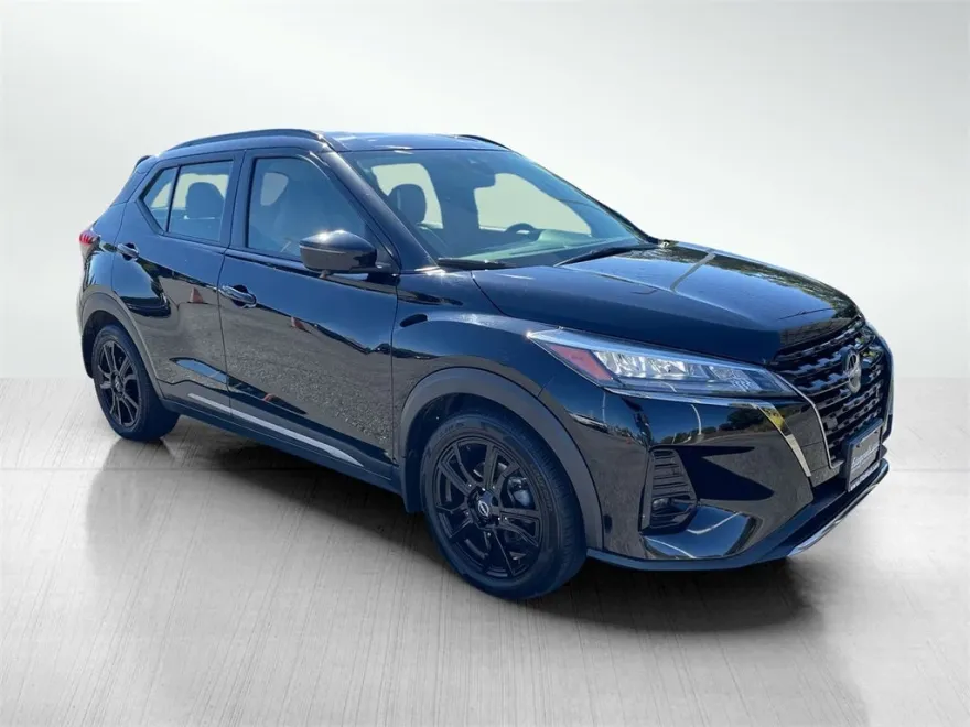 2023 Nissan Kicks SR photo 1