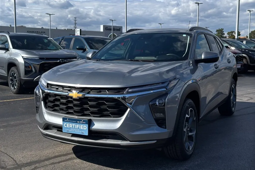 2024 Chevrolet Trax LT photo 1