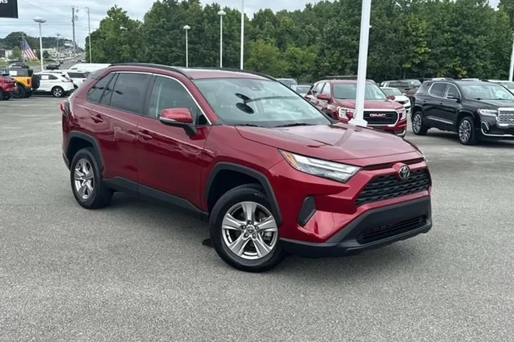 2022 Toyota RAV4 XLE photo 1
