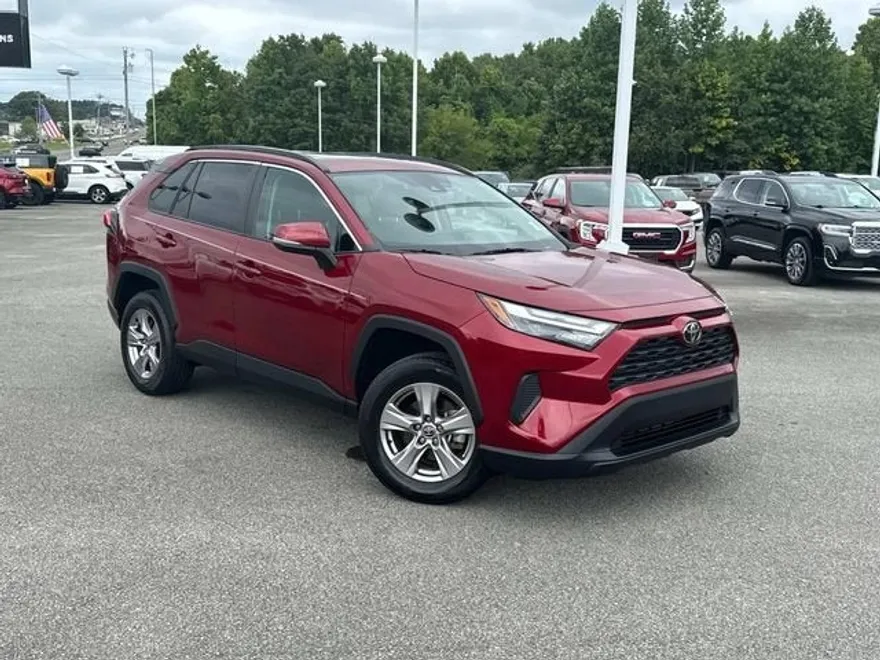 2022 Toyota RAV4 XLE photo 1