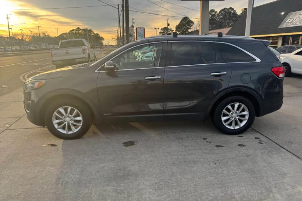2017 Kia Sorento LX photo 1