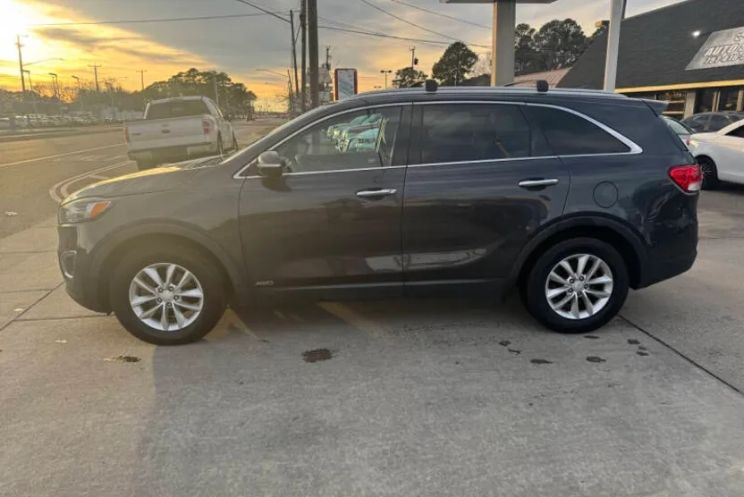 2017 Kia Sorento LX photo 1
