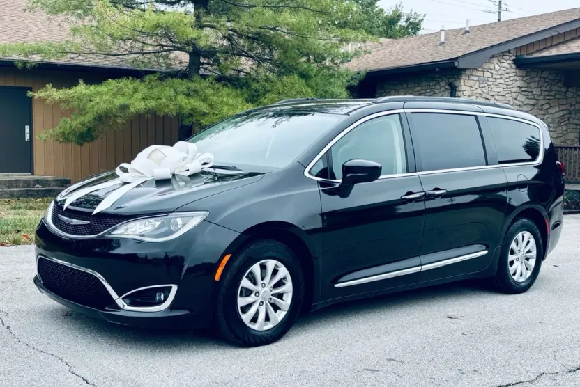 2017 Chrysler Pacifica Touring L photo 1