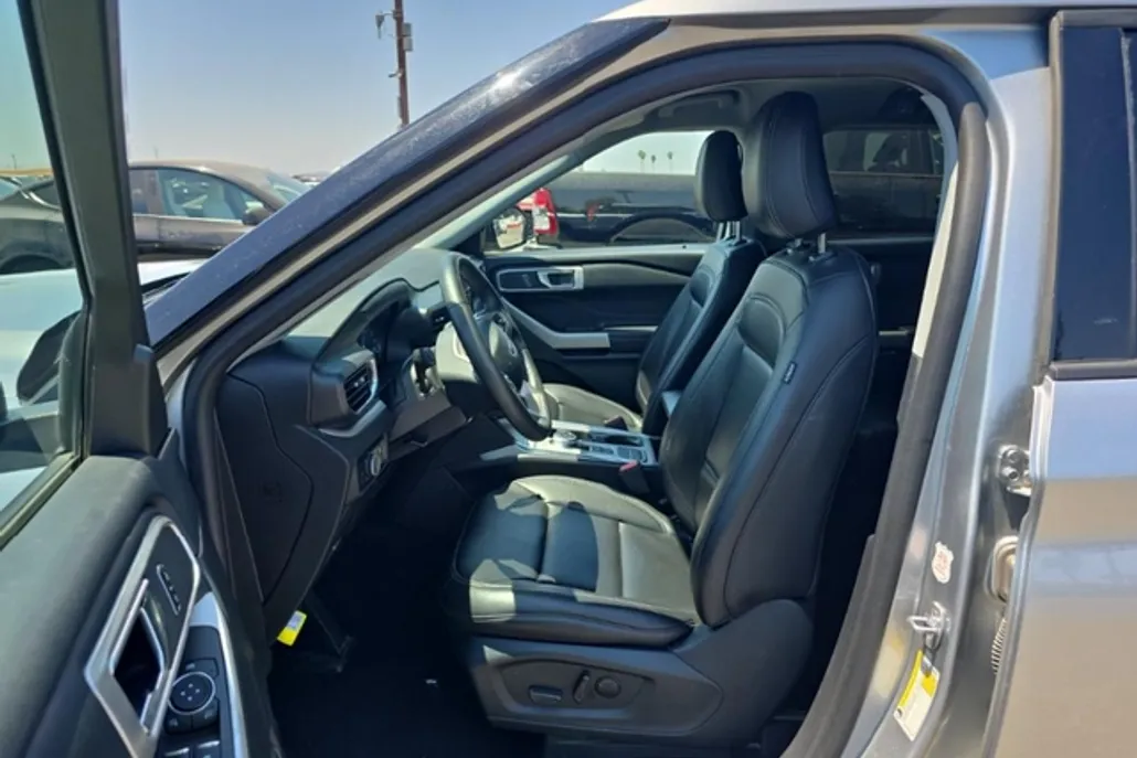 2024 Ford Explorer XLT photo 1
