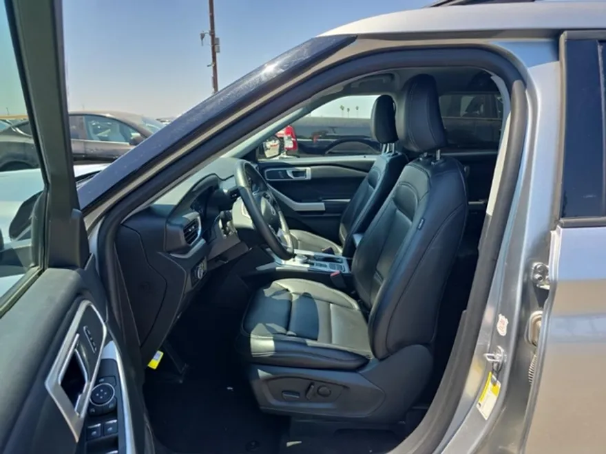 2024 Ford Explorer XLT photo 1