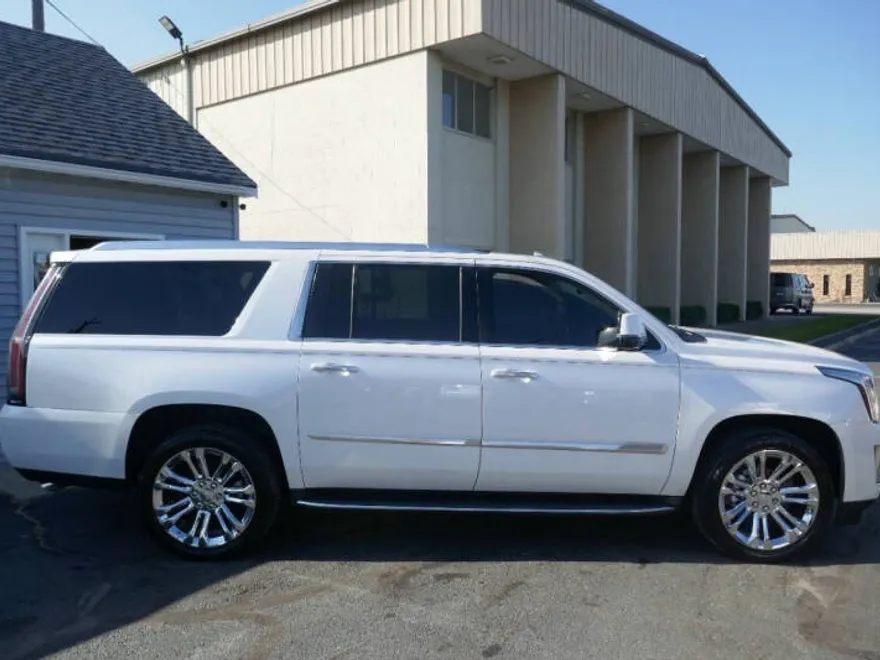 2016 Cadillac Escalade ESV Luxury photo 1