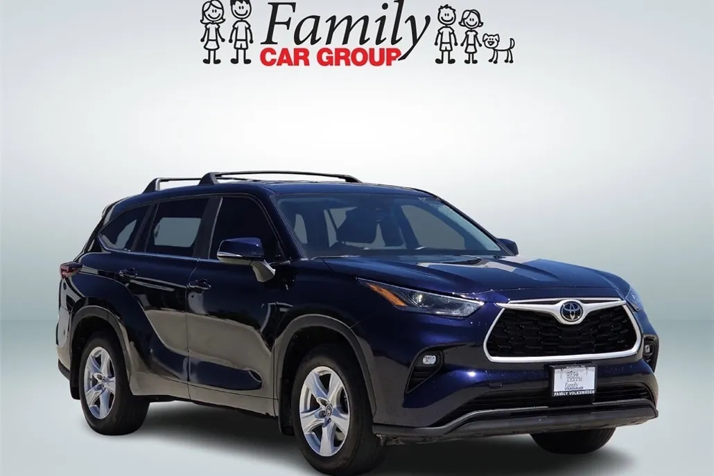 2024 Toyota Highlander LE photo 1