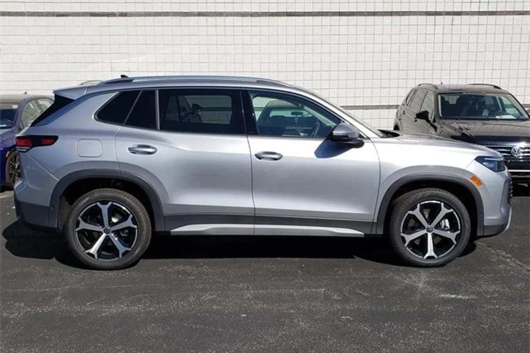 2025 Volkswagen Tiguan SE photo 1