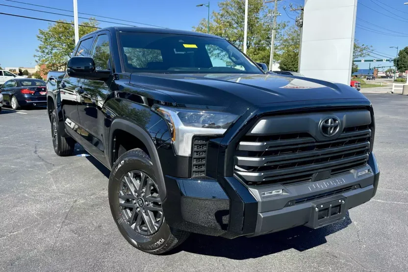2025 Toyota Tundra SR5 CrewMax photo 1