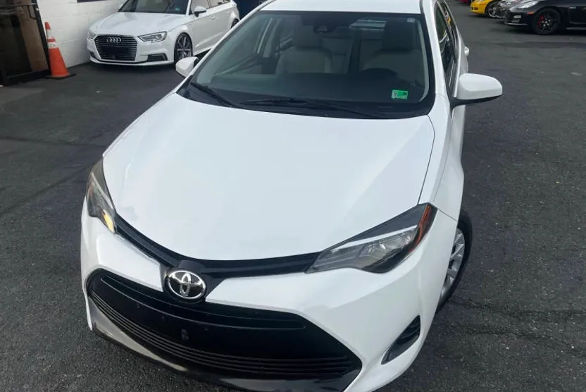 2017 Toyota Corolla LE photo 1