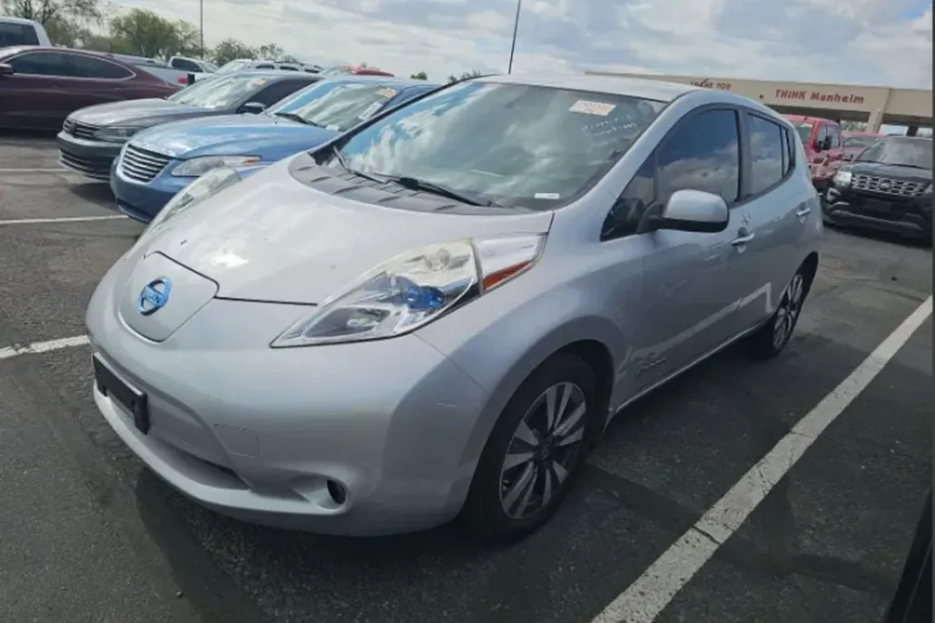 2016 Nissan Leaf SL photo 1