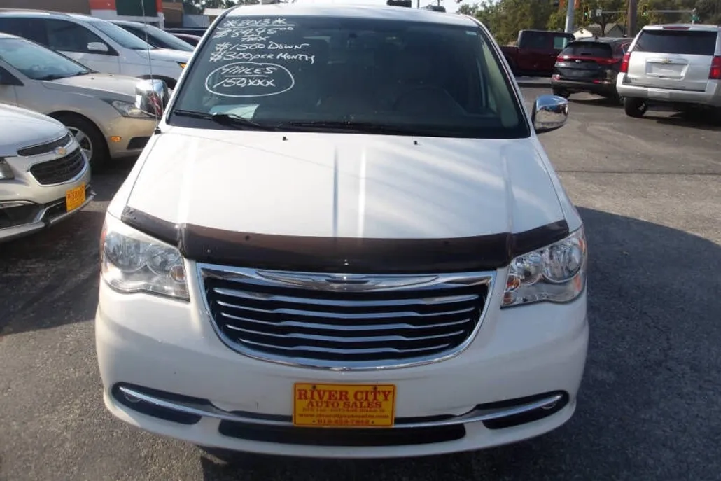 2013 Chrysler Town & Country photo 1