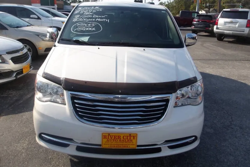 2013 Chrysler Town & Country photo 1