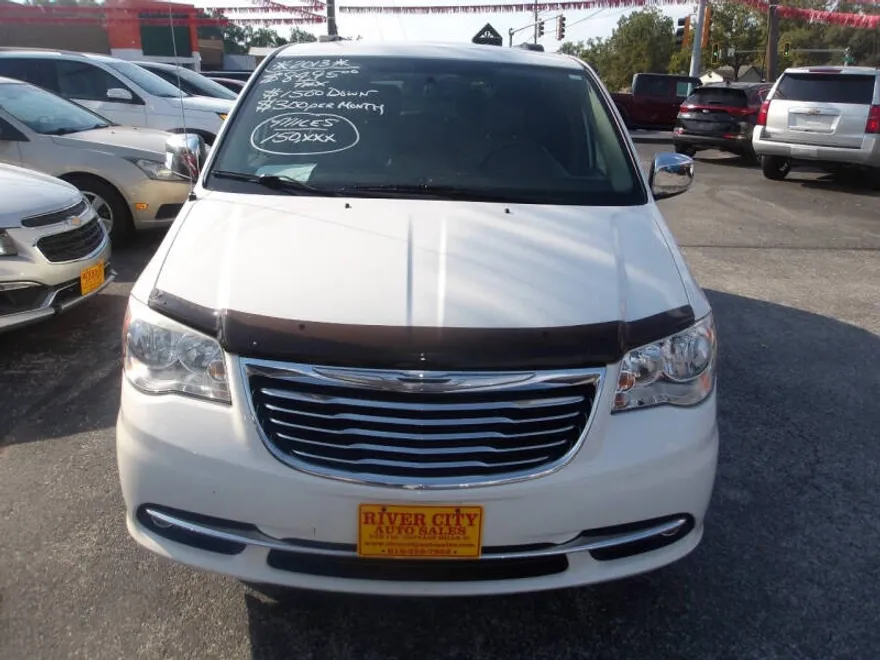 2013 Chrysler Town & Country photo 1