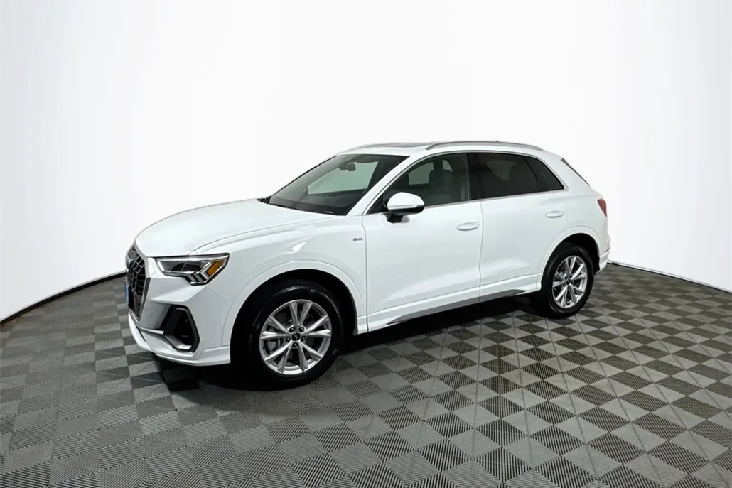 2023 Audi Q3 S line Premium photo 1