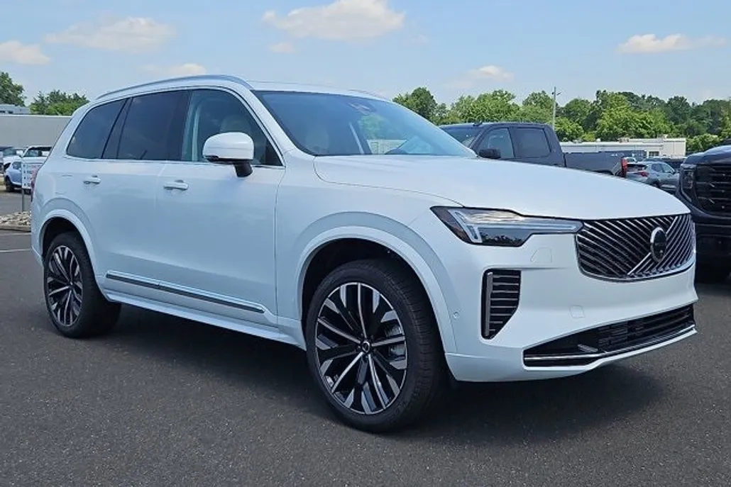 2026 Volvo XC90 T8 AWD photo 1