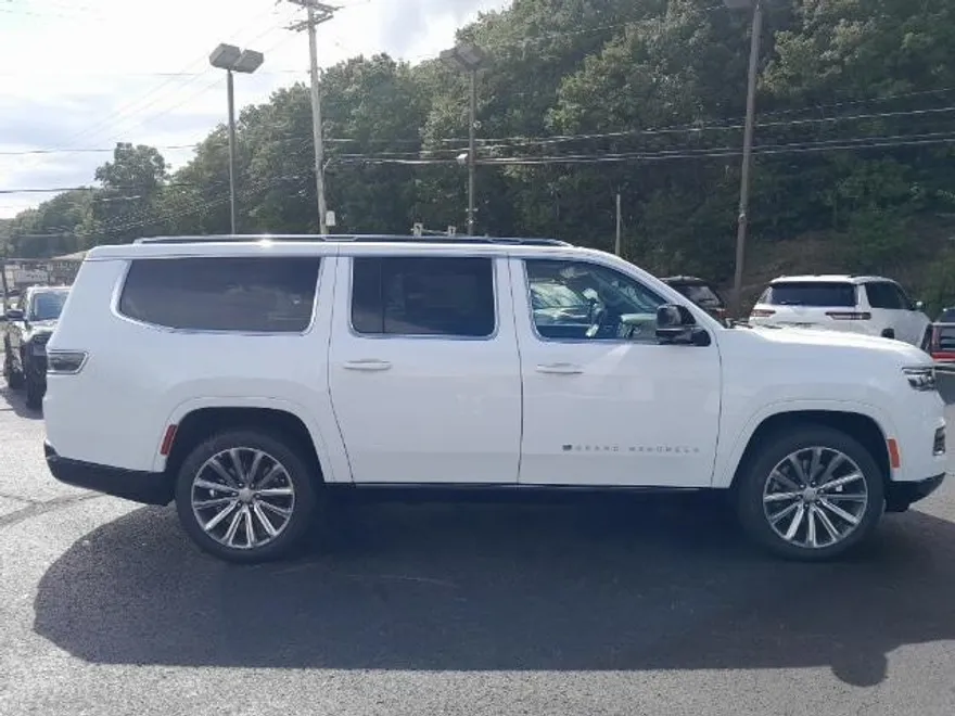 2023 Jeep Grand Wagoneer L photo 1