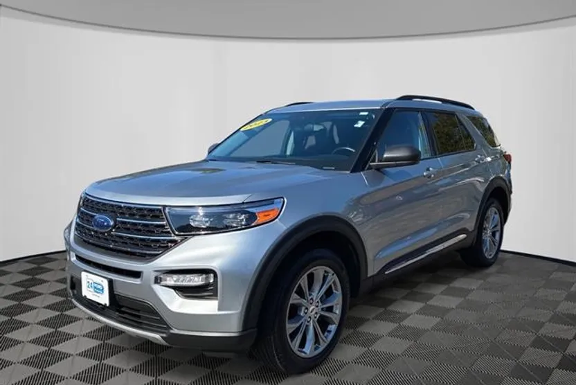 2023 Ford Explorer XLT photo 1