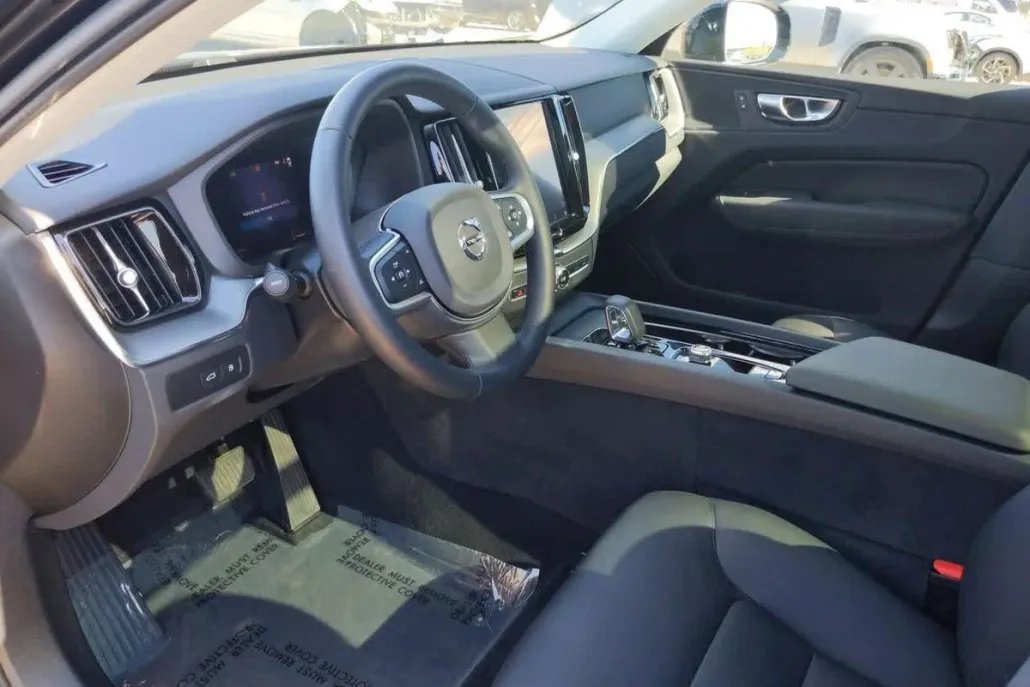 2025 Volvo XC60 Hybrid T8 Core photo 1