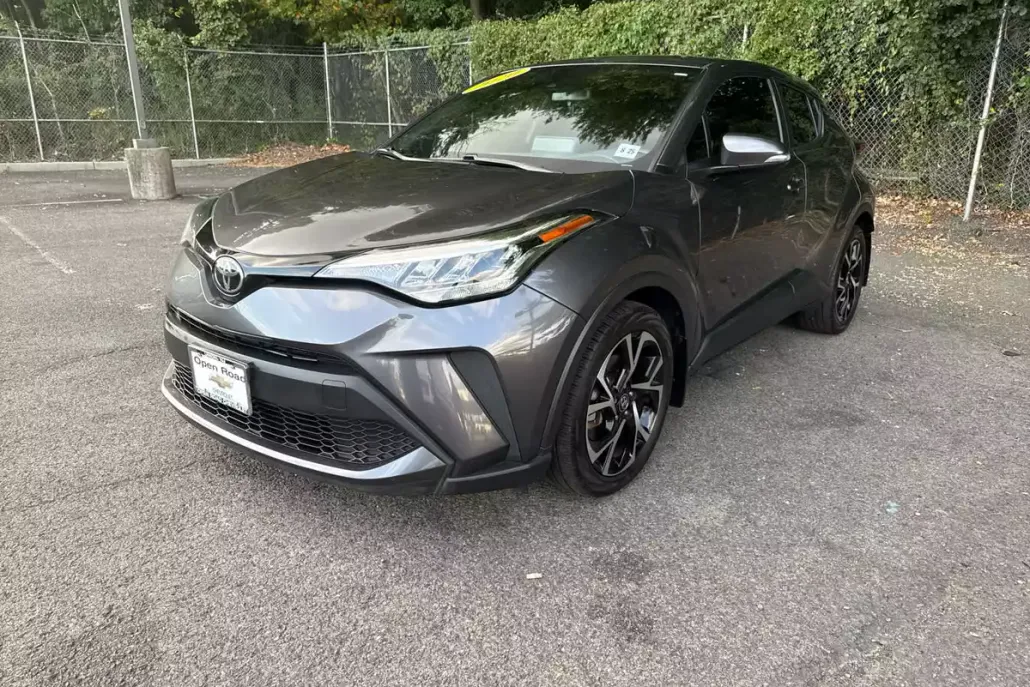 2020 Toyota C-HR LE photo 1
