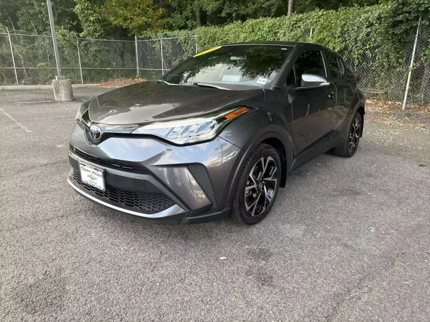 2020 Toyota C-HR LE photo 1