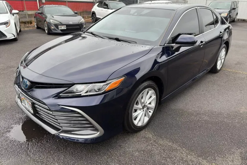 2022 Toyota Camry Hybrid LE photo 1