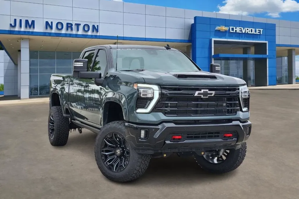 2025 Chevrolet Silverado 2500HD LTZ photo 1
