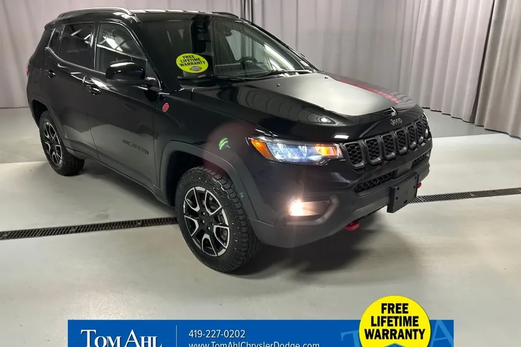 2024 Jeep Compass Trailhawk photo 1