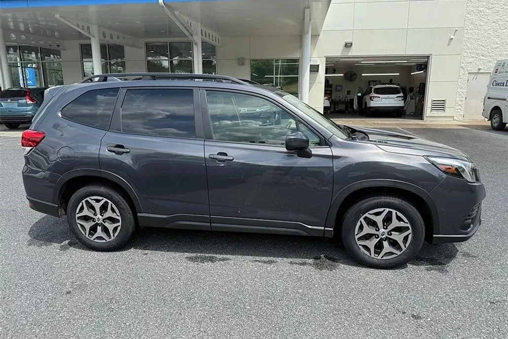 2022 Subaru Forester Premium photo 1