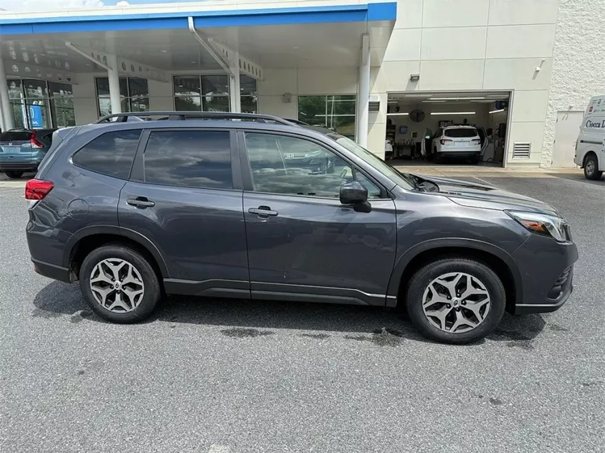 2022 Subaru Forester Premium photo 1