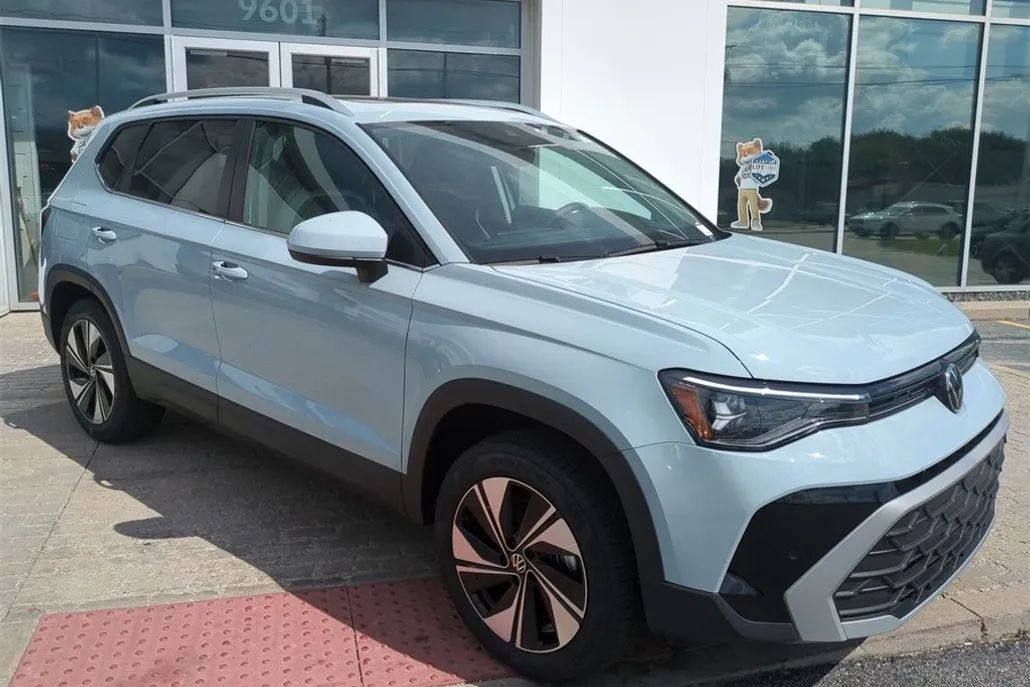 2025 Volkswagen Taos SE photo 1