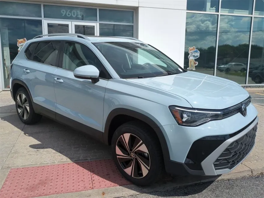 2025 Volkswagen Taos SE photo 1
