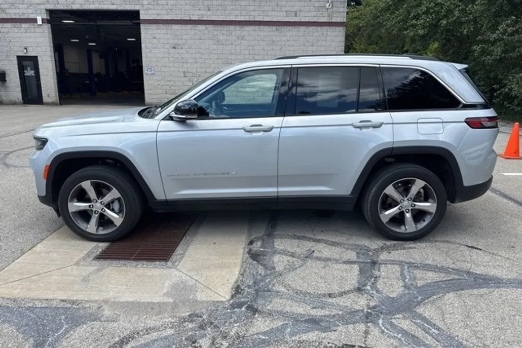 2022 Jeep Grand Cherokee Limited photo 1