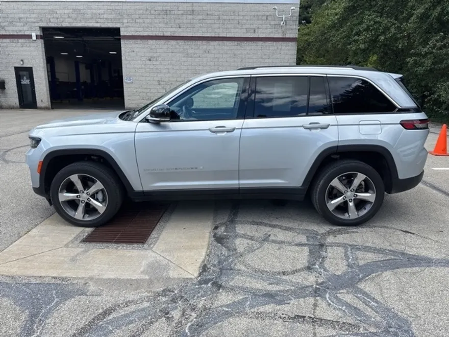 2022 Jeep Grand Cherokee Limited photo 1