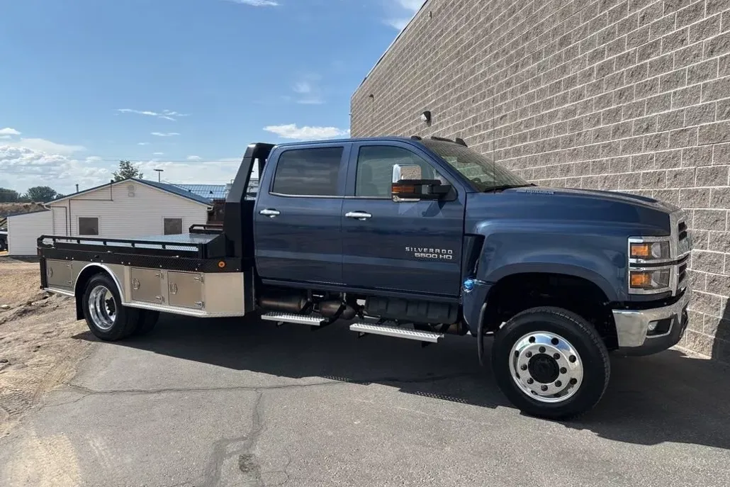 2025 Chevrolet Silverado 5500HD LT photo 1