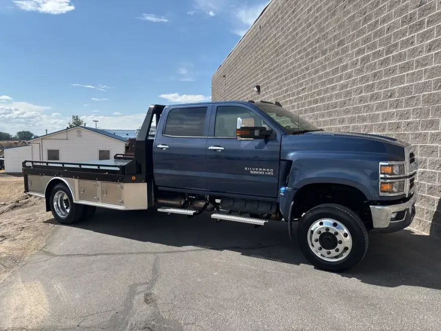 2025 Chevrolet Silverado 5500HD LT photo 1