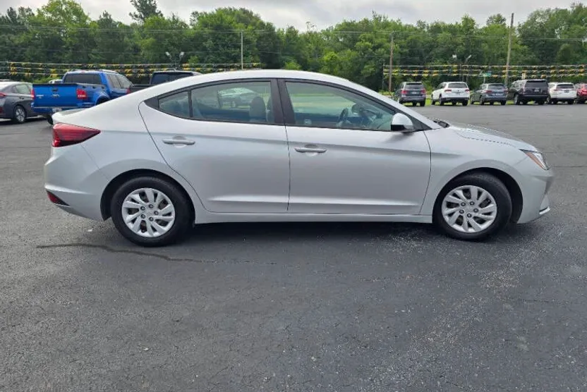 2019 Hyundai Elantra SE photo 1