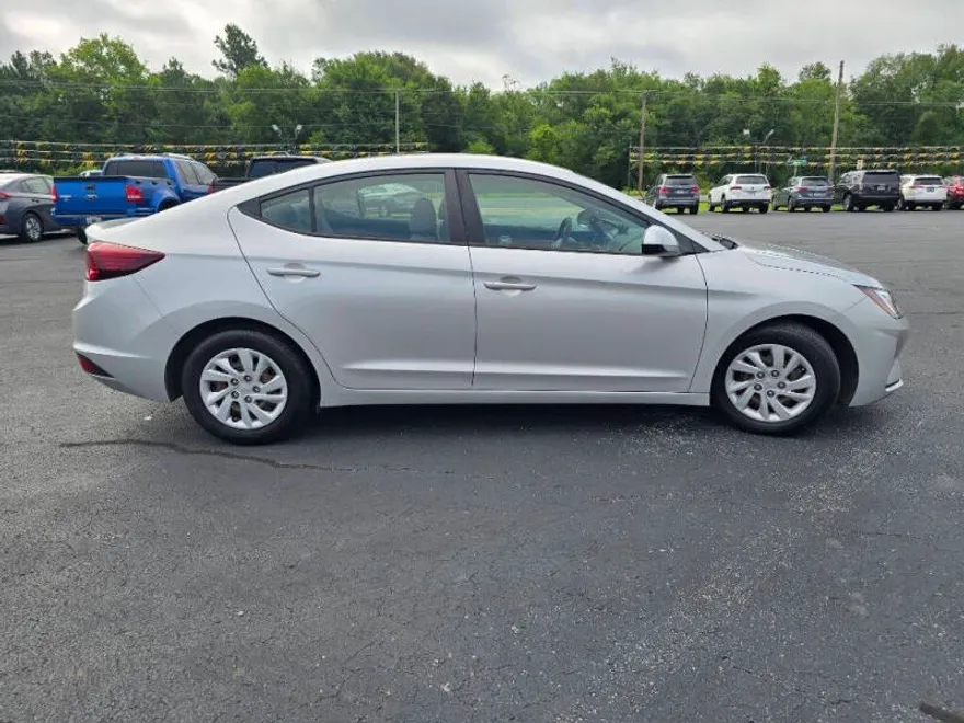 2019 Hyundai Elantra SE photo 1