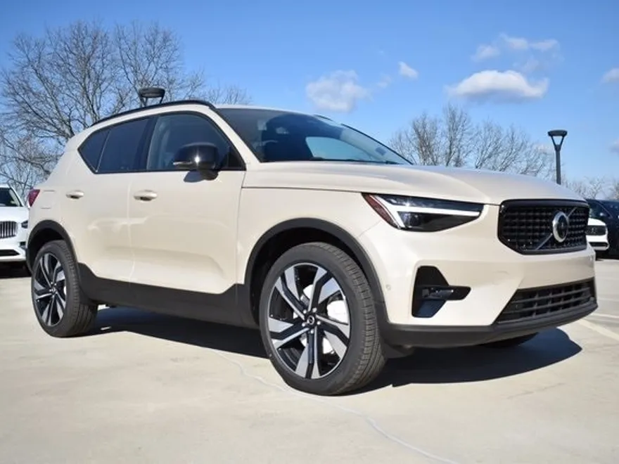 2025 Volvo XC40 photo 1