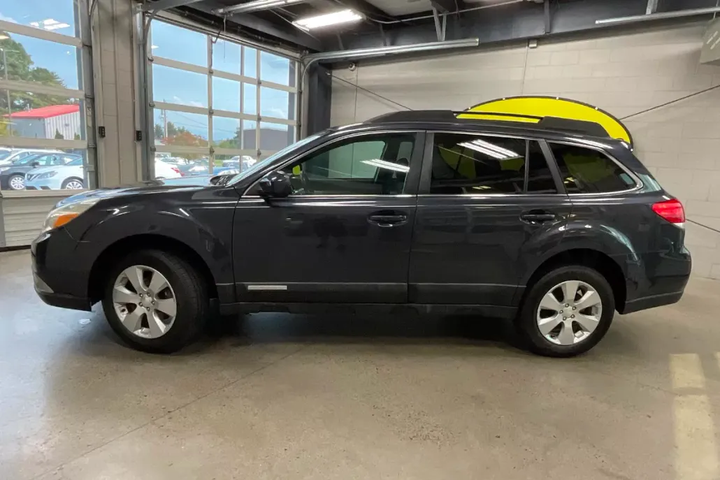 2010 Subaru Outback Premium photo 1