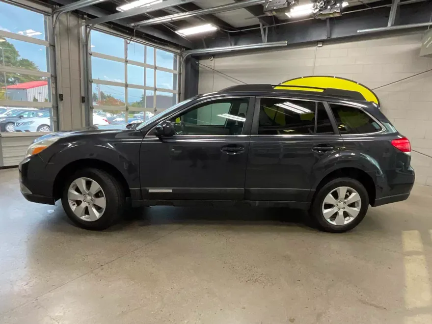 2010 Subaru Outback Premium photo 1