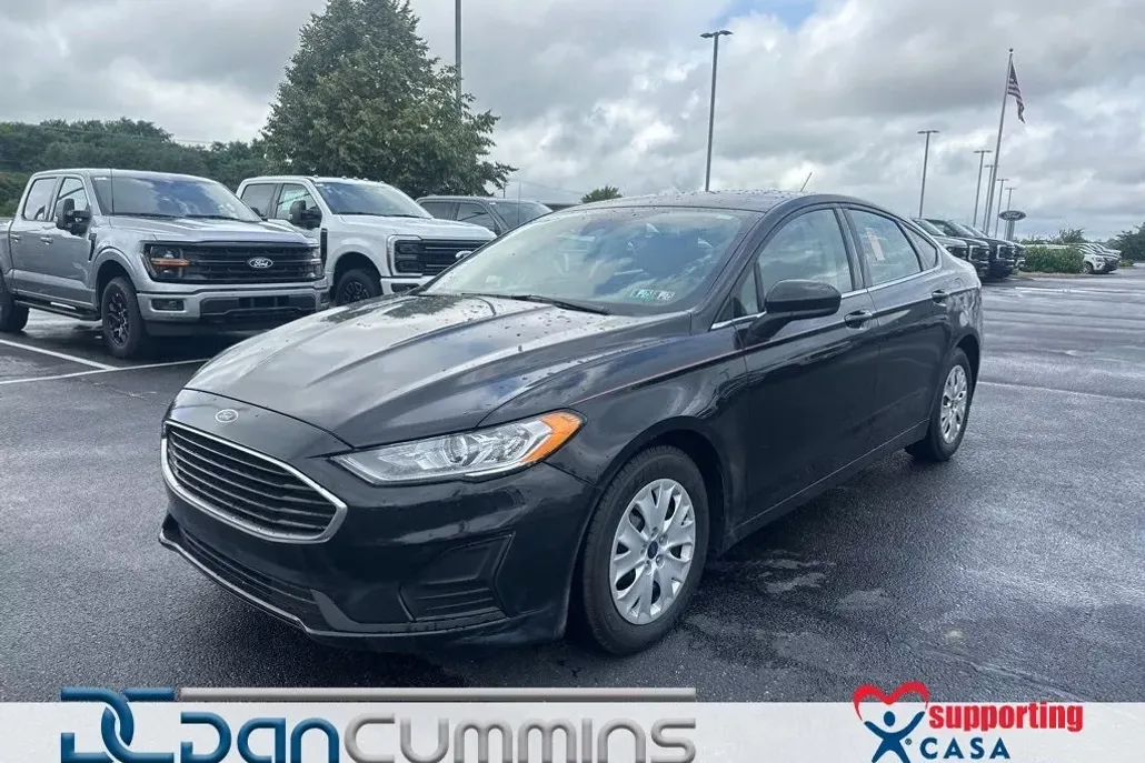 2019 Ford Fusion S photo 1