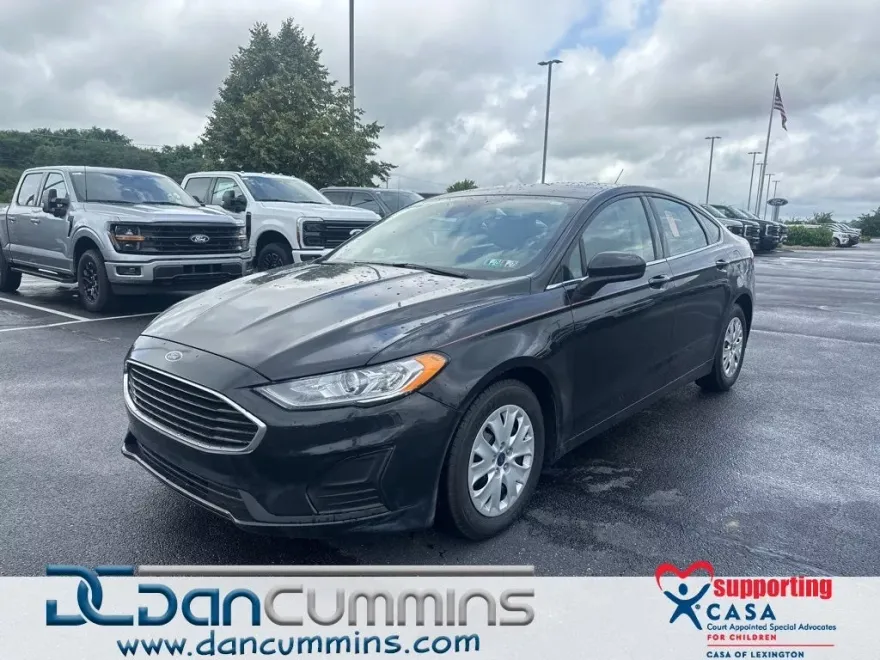 2019 Ford Fusion S photo 1