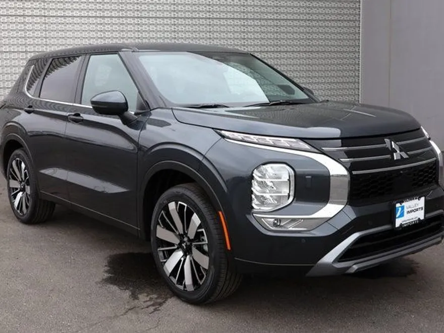 2025 Mitsubishi Outlander SE photo 1