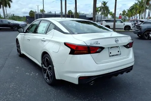 2025 Nissan Altima SR photo 3