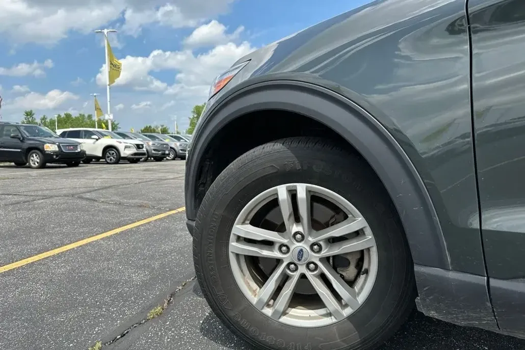 2023 Ford Explorer XLT photo 1