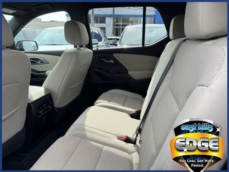 2022 Chevrolet Traverse LS photo 1